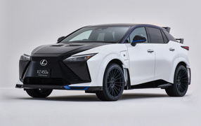 Автомобиль Lexus RZ 450e F SPORT Performance 2024 года на сером фоне