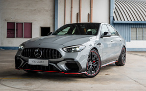 Автомобиль Mercedes-AMG C 63 S E Performance F1 Edition 2024 года