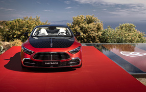 Вид спереди на автомобиль Mercedes-Maybach SL 680 Monogram Series 2024 года