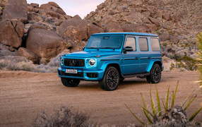 Синий внедорожник  Mercedes-AMG G 63 Manufaktur 2024 года в горах