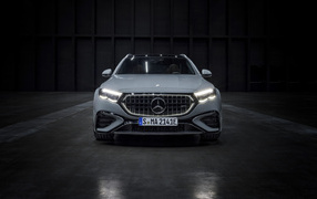 Вид спереди на автомобиль Mercedes-AMG E 53 HYBRID 4MATIC+ Estate 2024 года
