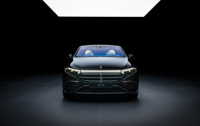 Вид спереди на автомобиль Mercedes-Benz EQS 580 4MATIC AMG Line Manufaktur Selection 2024 года