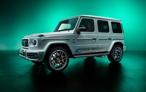 Автомобиль Mercedes-AMG G63 на зеленом фоне