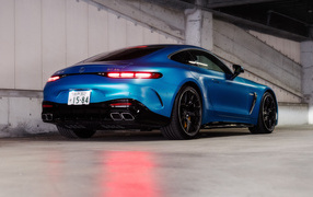Вид сзади на синий автомобиль Mercedes-AMG GT 63 4MATIC+