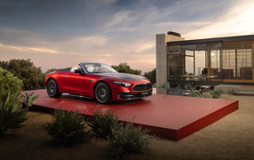 Красный автомобиль Mercedes-Maybach SL 680 Monogram Series 2024 года у дома