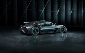 Вид сбоку на спортивный автомобиль Mercedes-AMG ONE