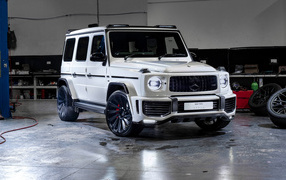 Белый внедорожник Urban Automotive Mercedes-AMG G 63