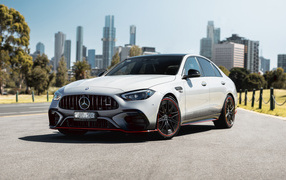 Белый автомобиль  Mercedes-AMG C 63 S E Performance F1 Edition 2024 года