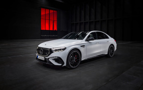 Белый автомобиль Mercedes-AMG E 53 HYBRID 4MATIC+ 2024 года на черном фоне