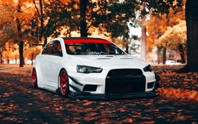 Белый автомобиль Mitsubishi Lancer Evolution X