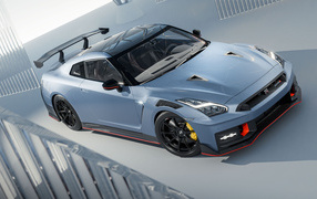 Серебристый автомобиль  Nissan GT-R Nismo