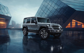 Джип Mahindra Thar Roxx 2024 года у здания