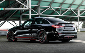 Черный автомобиль Manhart CRE 700 2024 года вид сзади