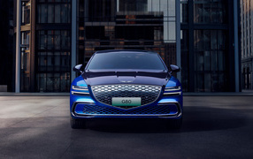 Синий автомобиль Genesis Electrified G80 2024 вид спереди