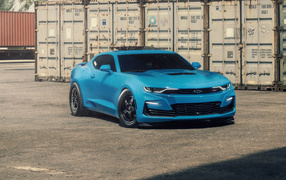 Голубой Customs Blue Chevy Camaro в порту