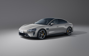 Серый автомобиль Xiaomi SU7 2024 года