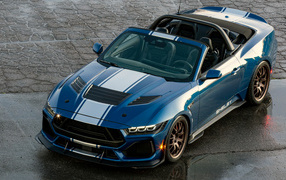 Вид на быстрый автомобиль Shelby Super Snake Convertible 2024 года