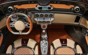 Дорогой кожаный салон автомобиля Pagani Utopia Roadster 2024 года