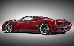 Вид сбоку на красный автомобиль Pagani Utopia Roadster 2024 года