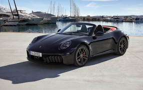 Автомобиль Porsche 911 Carrera GTS Cabriolet 2024 года на пристани