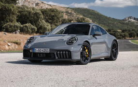 Серый автомобиль Porsche 911 Carrera GTS 2024 года