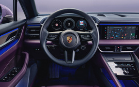 Черный кожаный салон автомобиля Porsche Macan 4 2024 года