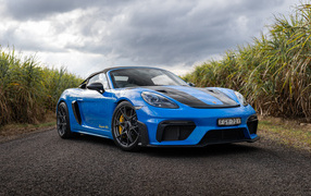 Голубой автомобиль Porsche 718 Spyder RS Weissach Package 2024 года