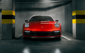 Вид спереди на красный автомобиль Porsche 911 Carrera S