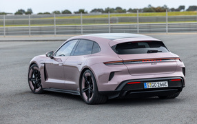 Вид сзади на автомобиль Porsche Taycan Turbo Sport Turismo 2024 года