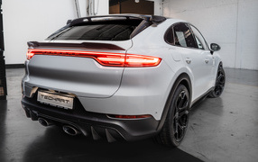 Вид сзади на автомобиль Porsche Cayenne Turbo GT