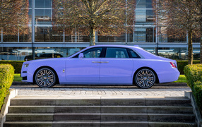 Автомобиль Rolls-Royce Ghost Extended Expressionism 2024 года вид сбоку