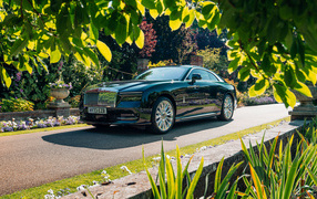 Черный Rolls-Royce Spectre на дороге