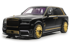 Черный автомобиль Mansory Rolls-Royce Cullinan LINEA DORO 2024 года на белом фоне