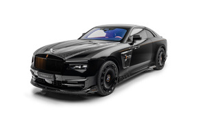 Черный автомобиль Mansory Rolls-Royce Spectre Launch Edition 2024 года на белом фоне