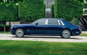 Синий автомобиль Rolls-Royce Phantom  вид сбоку