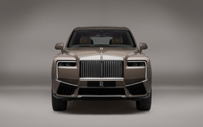 Вид спереди на автомобиль Rolls-Royce Cullinan Series II 2024 года