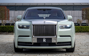 Вид спереди на автомобиль Rolls-Royce Phantom EWB Magnetism 2024 года