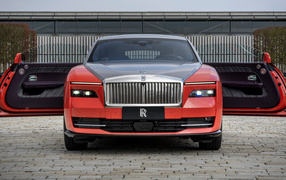 Вид спереди на автомобиль Rolls-Royce Spectre Escapism 2024 года