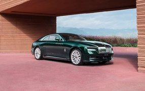 Зеленый автомобиль Rolls-Royce Spectre