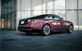 Вид сзади на автомобиль Rolls-Royce Spectre 2024 года