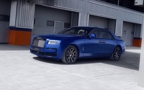 Автомобиль Rolls-Royce Black Badge Ghost у здания