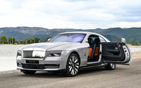 Открытая дверь автомобиля Rolls-Royce Spectre