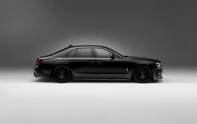 Вид сбоку на черный автомобиль Rolls-Royce Ghost