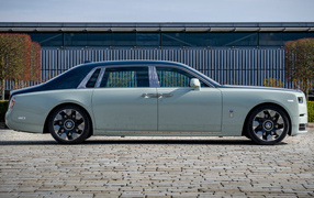 Вид сбоку на автомобиль Rolls-Royce Phantom EWB Magnetism 2024 года
