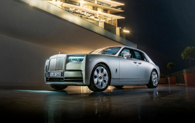 Серебристый дорогой автомобиль Rolls-Royce Phantom