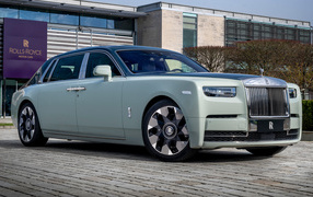 Стильный автомобиль Rolls-Royce Phantom EWB Magnetism 2024 года