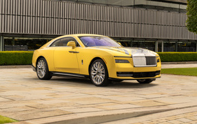 Желтый автомобиль Rolls-Royce Spectre Semaphore