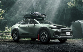 Автомобиль Toyota Crown Crossover RS Landscape 2024 года в лесу