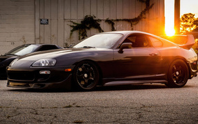 Черный автомобиль Toyota Supra Classic в лучах солнца