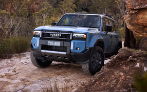 Синий внедорожник Toyota Land Cruiser Prado Altitude 2024  года